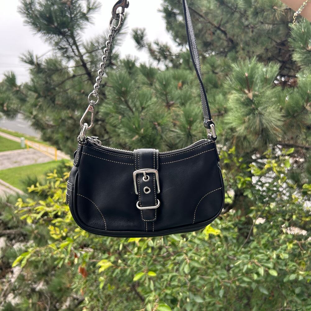 Vintage coach buckle detail shoulder bag black leather D040-7542